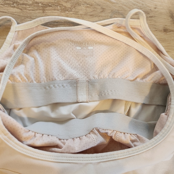 Arc'teryx tank, women's medium - Picture 6 of 8